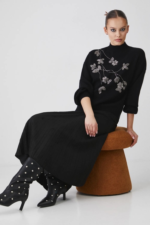 Sweter damski z ozdobną aplikacją kolor czarny aplikacja czarny RW24.SWDA07