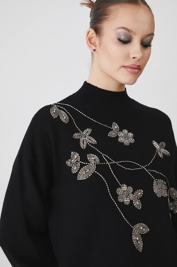 Sweter damski z ozdobną aplikacją kolor czarny czarny RW24.SWDA07