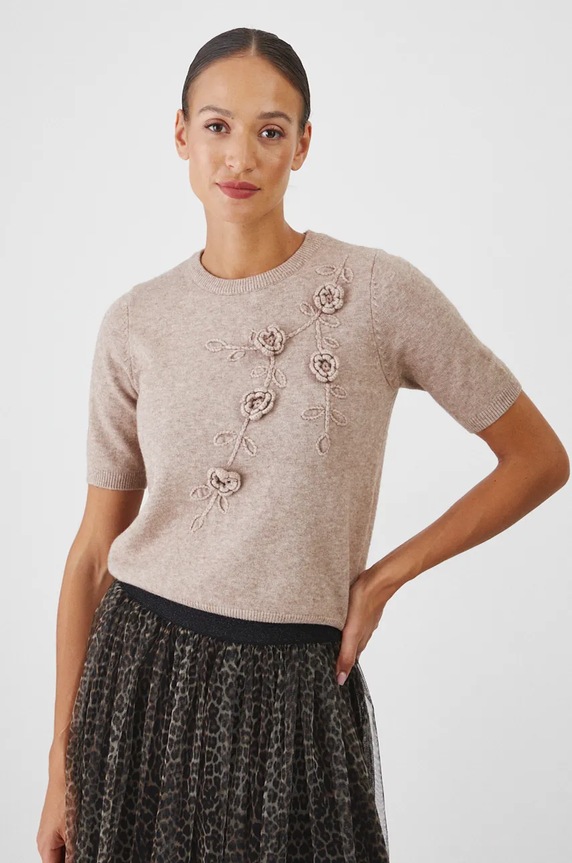 Svetr dámský s ozdobnou aplikací béžová barva tenká béžová RW24-SWDA70