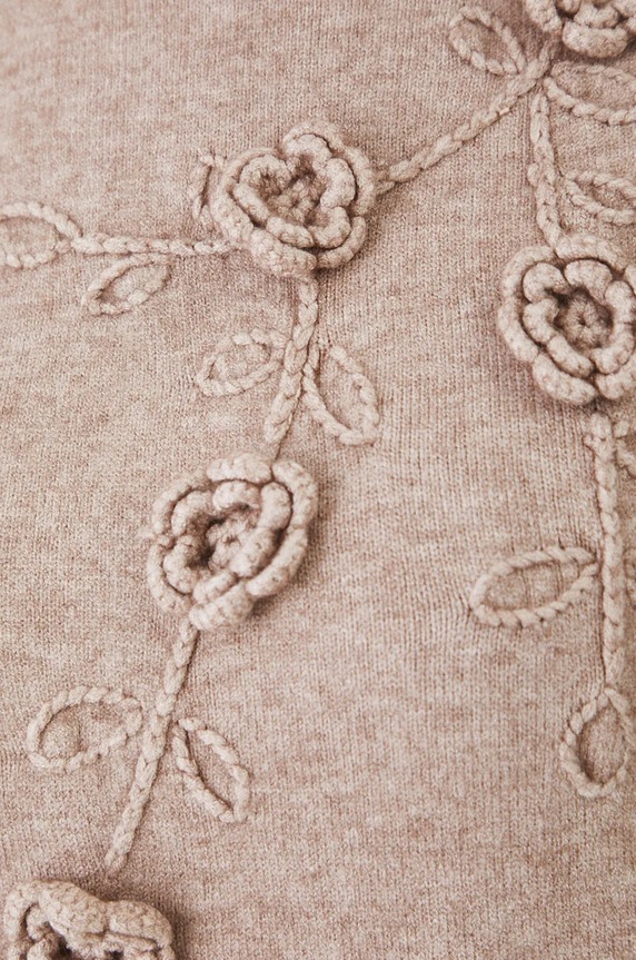 Svetr dámský s ozdobnou aplikací béžová barva RW24-SWDA70 béžová