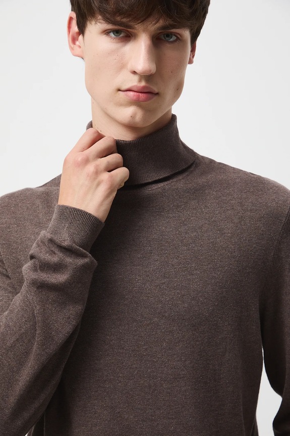Sweter męski z golfem melanżowy kolor brązowy melanż brązowy RW24-SWM051