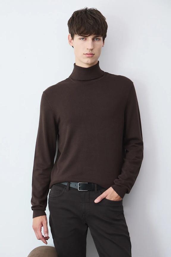 Sweter męski z golfem gładki pozostałe brązowy RW24-SWM051