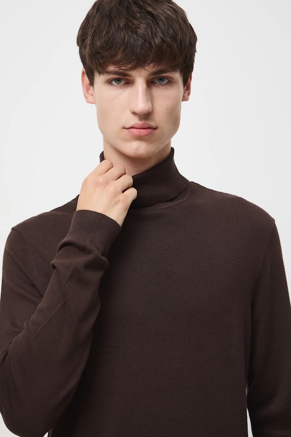 Sweter męski z golfem gładki brązowy RW24-SWM051