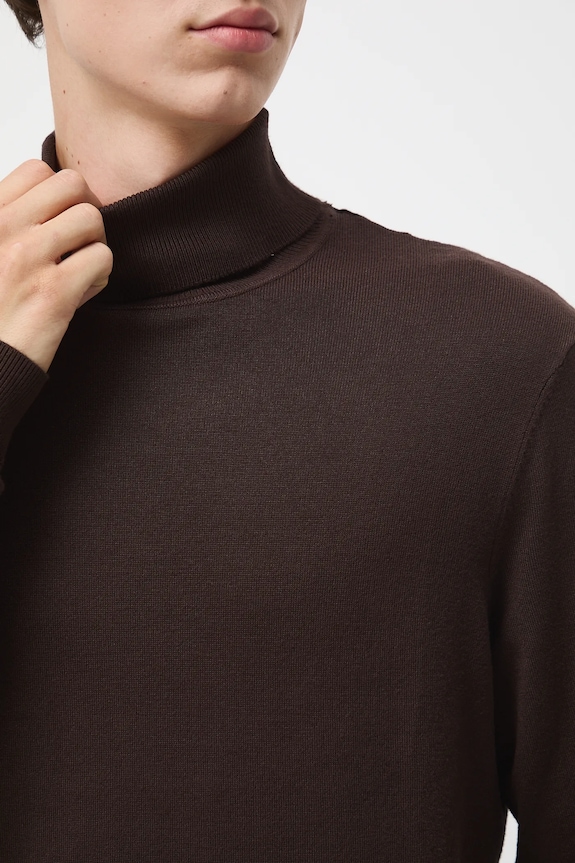 Sweter męski z golfem gładki RW24-SWM051 brązowy