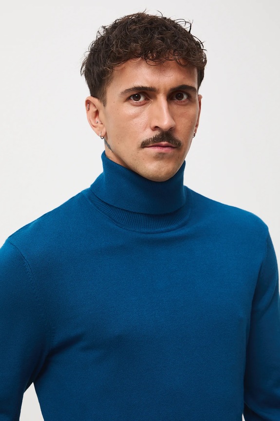 Sweter męski z golfem gładki niebieski RW24-SWM051