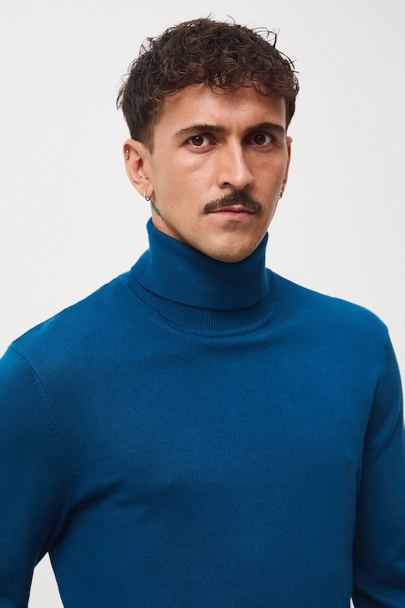 Sweter męski z golfem gładki niebieski RW24-SWM051