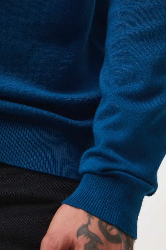 Sweter męski z golfem gładki RW24-SWM051 niebieski