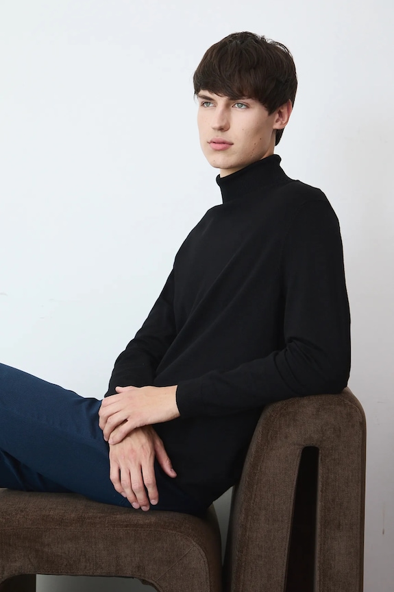 Sweter męski z golfem gładki kolor czarny gładkie czarny RW24-SWM051