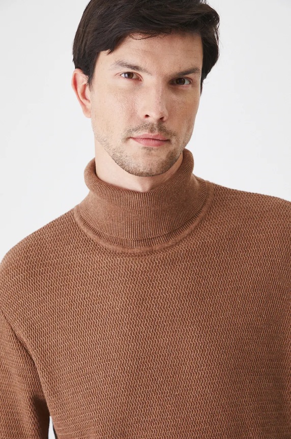 Sweter bawełniany męski z fakturą kolor brązowy RW24-SWM070 brązowy