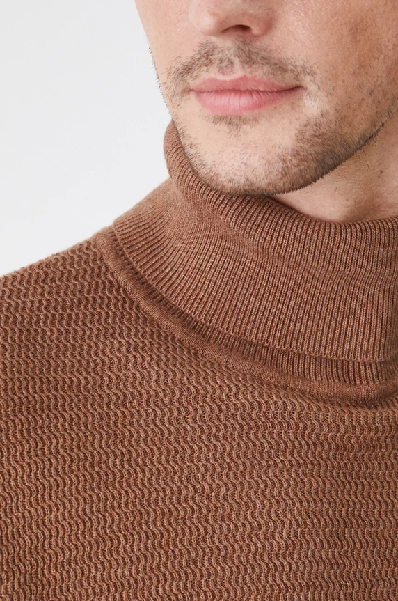 Sweter bawełniany męski z fakturą kolor brązowy RW24-SWM070