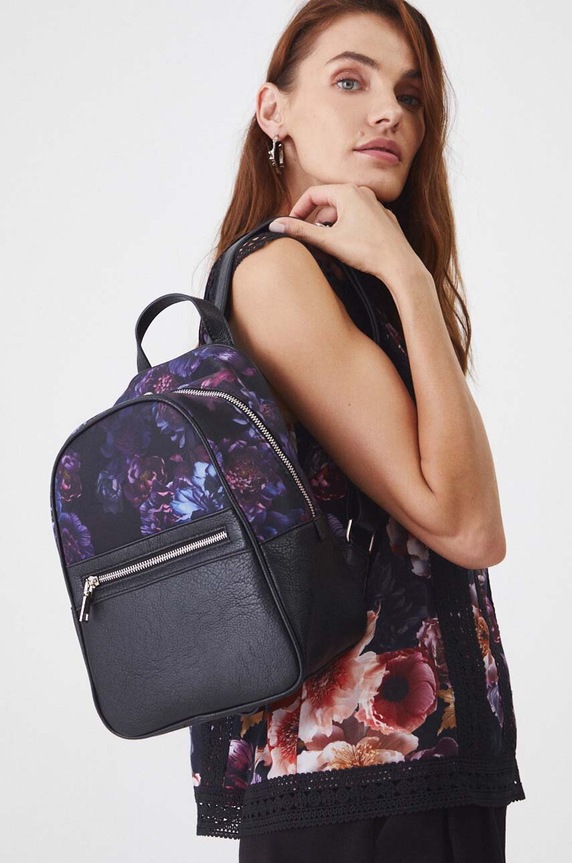 Ruksak dámsky z ekologickej kože s potlačou čierna farba imitácia kože čierna RW24-TOD409