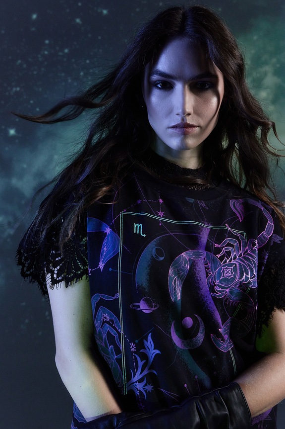 T-shirt damski z kolekcji Zodiak - Skorpion kolor czarny wzorzyste czarny RW24-TSD957
