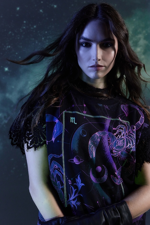 T-shirt damski z kolekcji Zodiak - Skorpion kolor czarny wzorzyste czarny RW24-TSD957