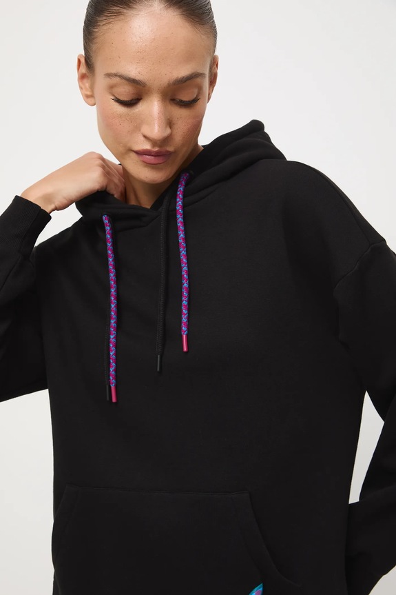 Bluza damska z nadrukiem i aplikacją czarny RW25-BLD600