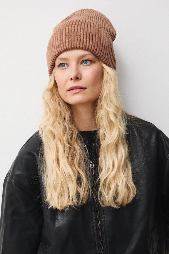 Czapka damska beanie prążkowana średniej grubości brązowy RW25-CDD052