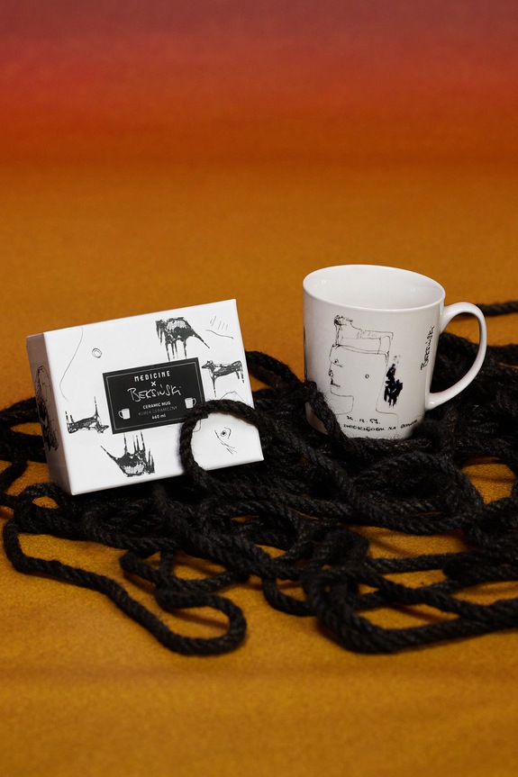 Kubek z kolekcji Zdzisław Beksiński x Medicine multicolor RW25-KBUA52