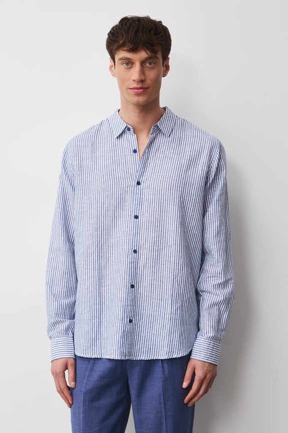 Koszula z lnem męska z kołnierzykiem klasycznym w pasy wzorzyste niebieski RW25-KDM010