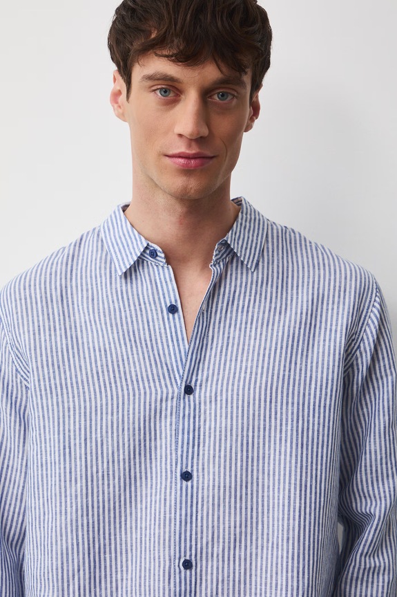 Koszula z lnem męska z kołnierzykiem klasycznym w pasy niebieski RW25-KDM010