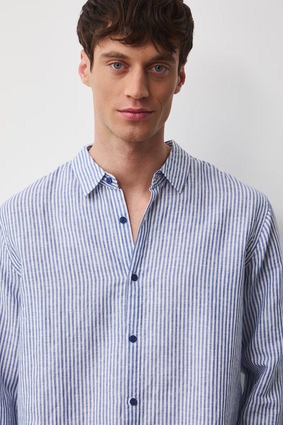 Koszula z lnem męska z kołnierzykiem klasycznym w pasy niebieski RW25-KDM010