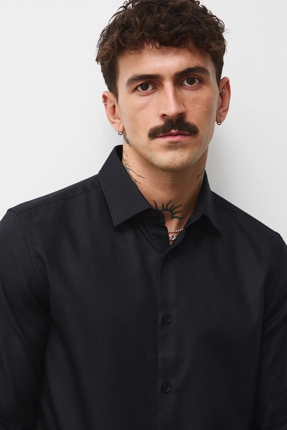 Košeľa s klasickým golierom bez vzoru čierna RW25-KDM0B5