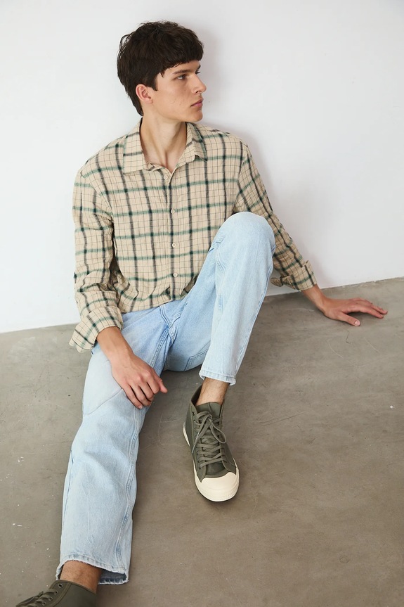 Koszula męska z kołnierzykiem klasycznym w kratę z elastanem beżowy RW25-KDM201