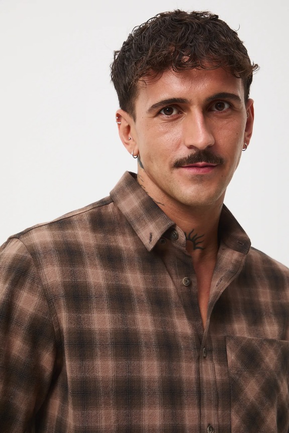 Koszula bawełniana męska z kołnierzykiem button-down w kratę multicolor RW25-KDM409