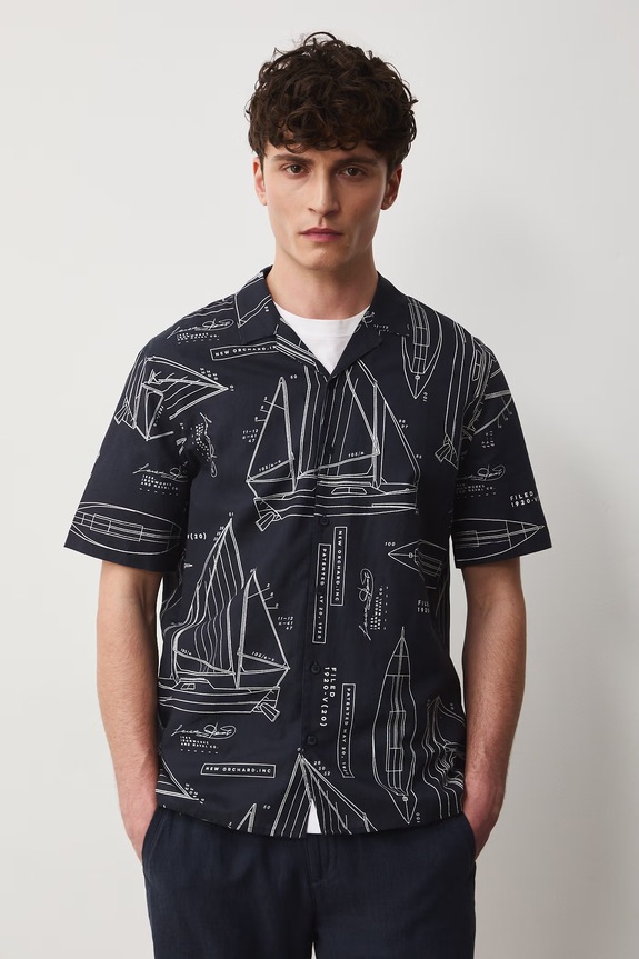 Koszula z lnem męska z kołnierzykiem typu resort wzorzysta casual granatowy RW25-KKM102