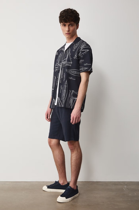 Koszula z lnem męska z kołnierzykiem typu resort wzorzysta RW25-KKM102 granatowy RS26