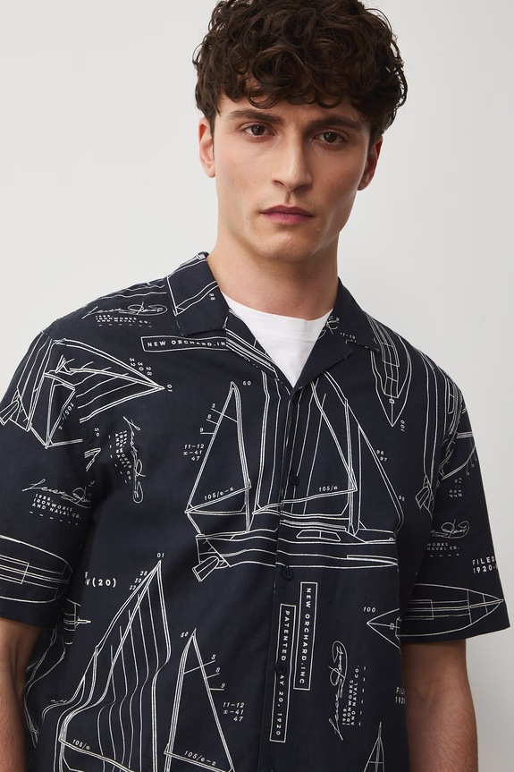 Koszula z lnem męska z kołnierzykiem typu resort wzorzysta granatowy RW25-KKM102