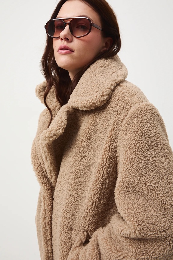 Płaszcz damski ze sztucznego futerka brązowy RW25-KPD902