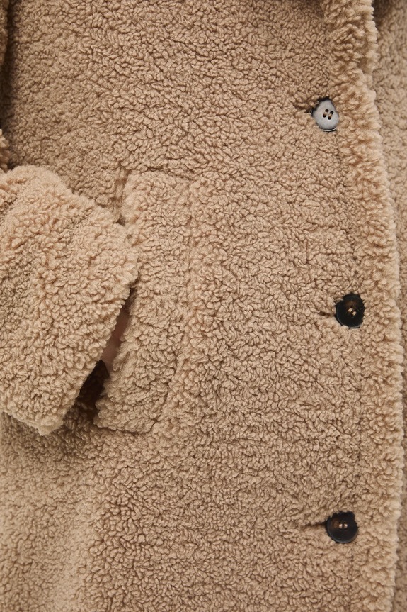 Płaszcz damski ze sztucznego futerka RW25-KPD902 brązowy