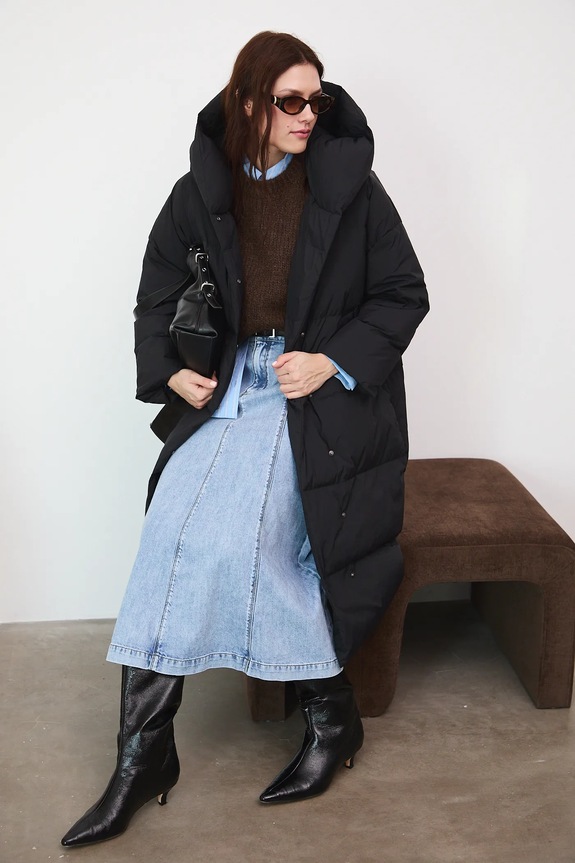 Płaszcz puchowy damski pikowany z kapturem czarny RW25-KPDB01