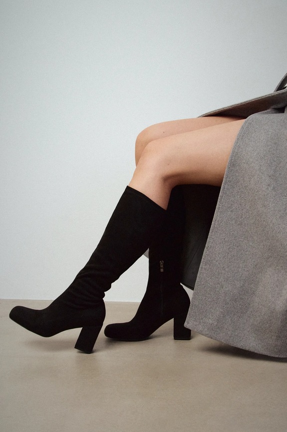 Kozaki damskie z imitacji zamszu na zamek czarny RW25-OBD314