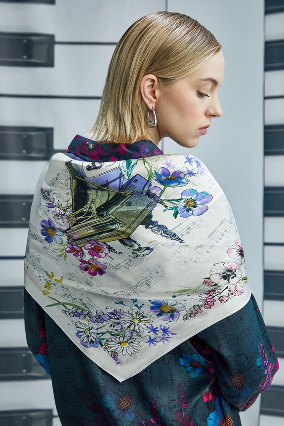 Chusta jedwabna damska z kolekcji Narodowy Instytut Fryderyka Chopina x Medicine tkanina multicolor RW25-SAD750