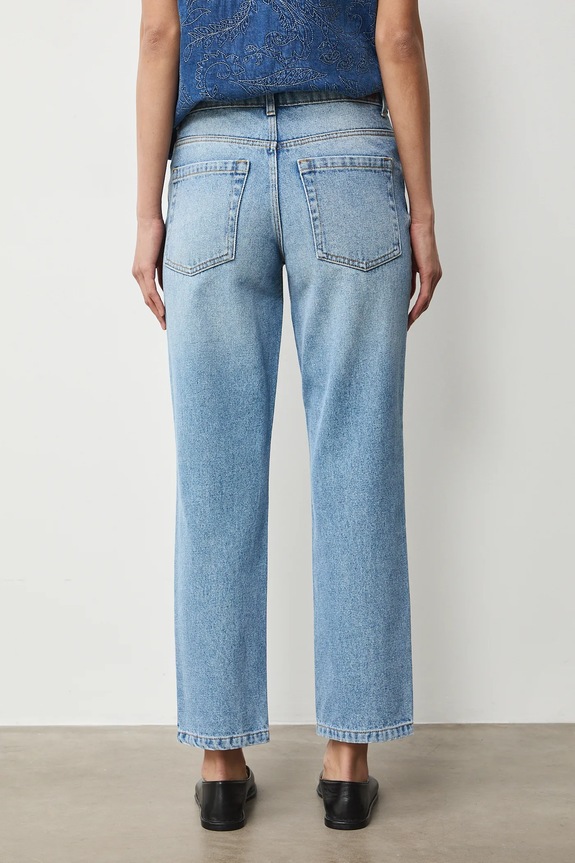 Jeansy bawełniane damskie boyfriend z efektem sprania niebieski RW25-SJD010