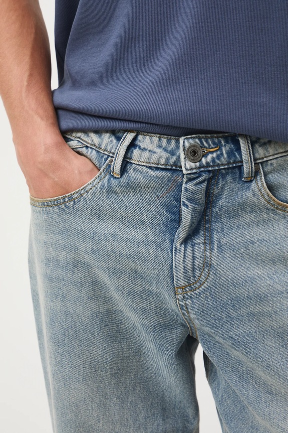 Jeansy bawełniane męskie loose z efektem sprania niebieski RW25-SJM604