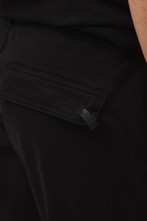 Spodnie męskie tapered z kieszeniami cargo czarny RW25-SPM301