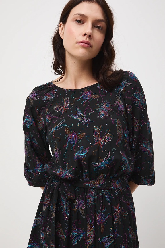 Sukienka mini z paskiem wzorzysta czarny RW25-SUD055