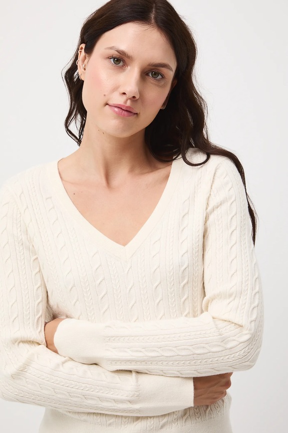 Sweter damski z warkoczowym splotem beżowy RW25-SWD052