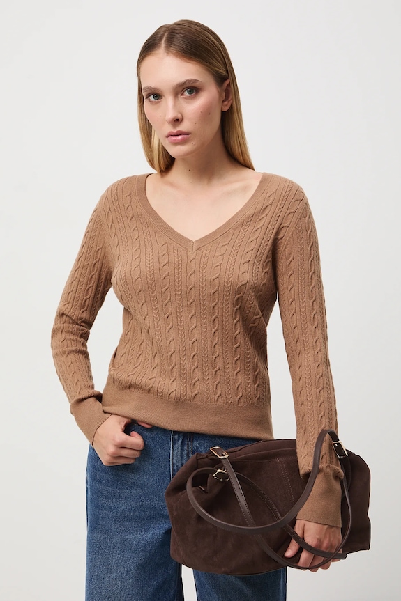 Sweter damski z warkoczowym splotem RW25-SWD052 beżowy RW25