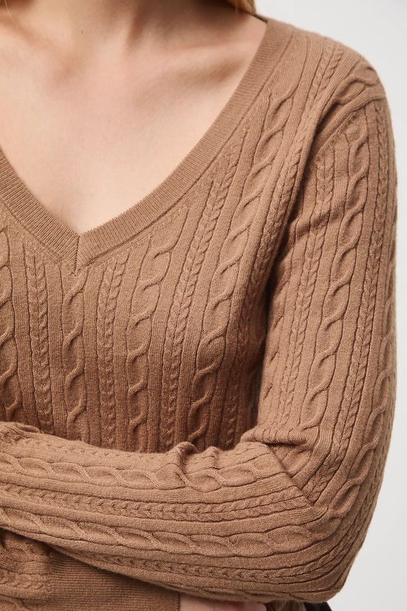 Sweter damski z warkoczowym splotem RW25-SWD052 beżowy