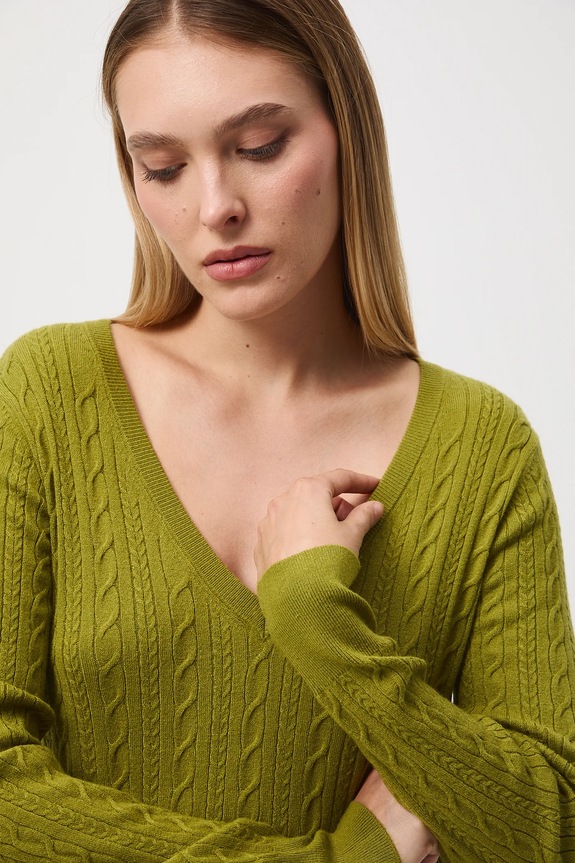 Sweter damski z warkoczowym splotem zielony RW25-SWD052