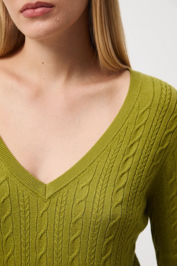 Sweter damski z warkoczowym splotem RW25-SWD052 zielony