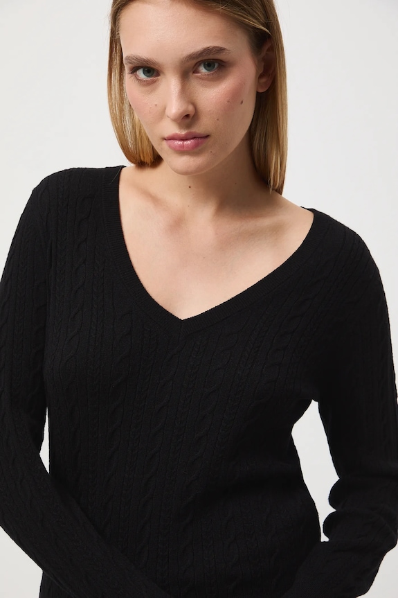 Sweter damski z warkoczowym splotem czarny RW25-SWD052