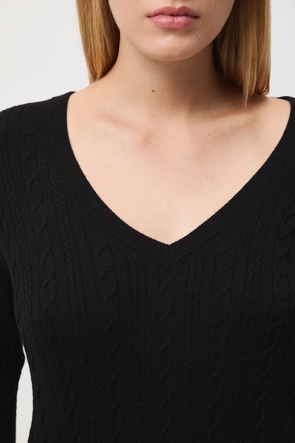 Sweter damski z warkoczowym splotem RW25-SWD052 czarny