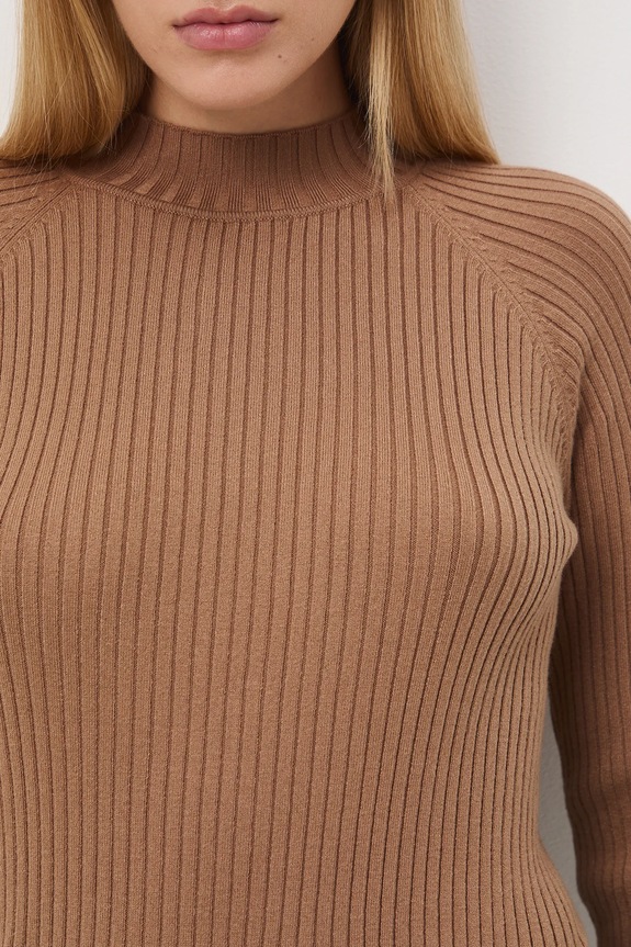 Sweter damski prążkowany RW25-SWD054 beżowy