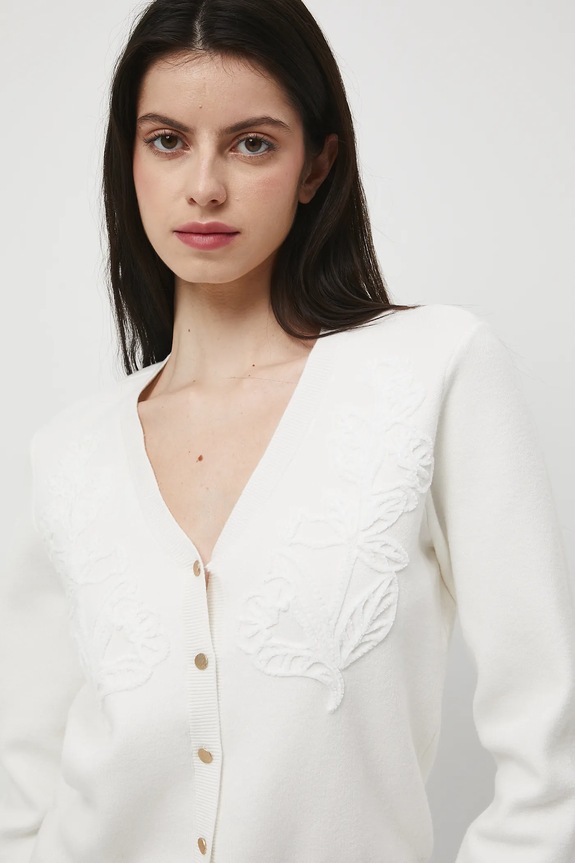 Kardigán dámsky s ozdobnou aplikáciou béžová RW25-SWD303