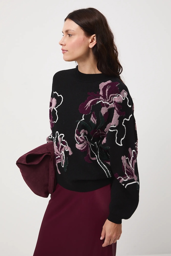 Sweter damski w kwiaty z fakturą średniej grubości czarny RW25-SWD500