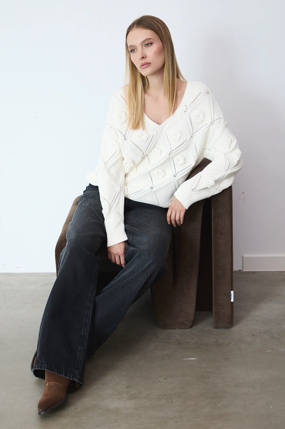 Sweter damski ażurowy z aplikacją RW25-SWD502 beżowy RW25