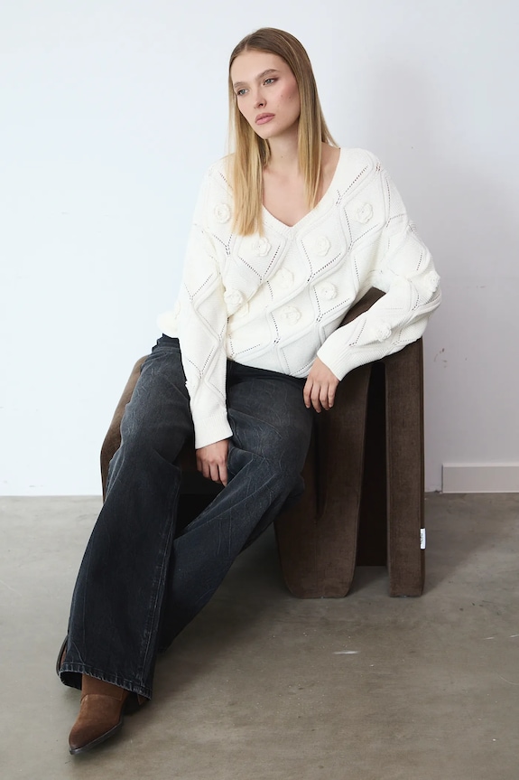 Sweter damski ażurowy z aplikacją RW25-SWD502 beżowy RW25